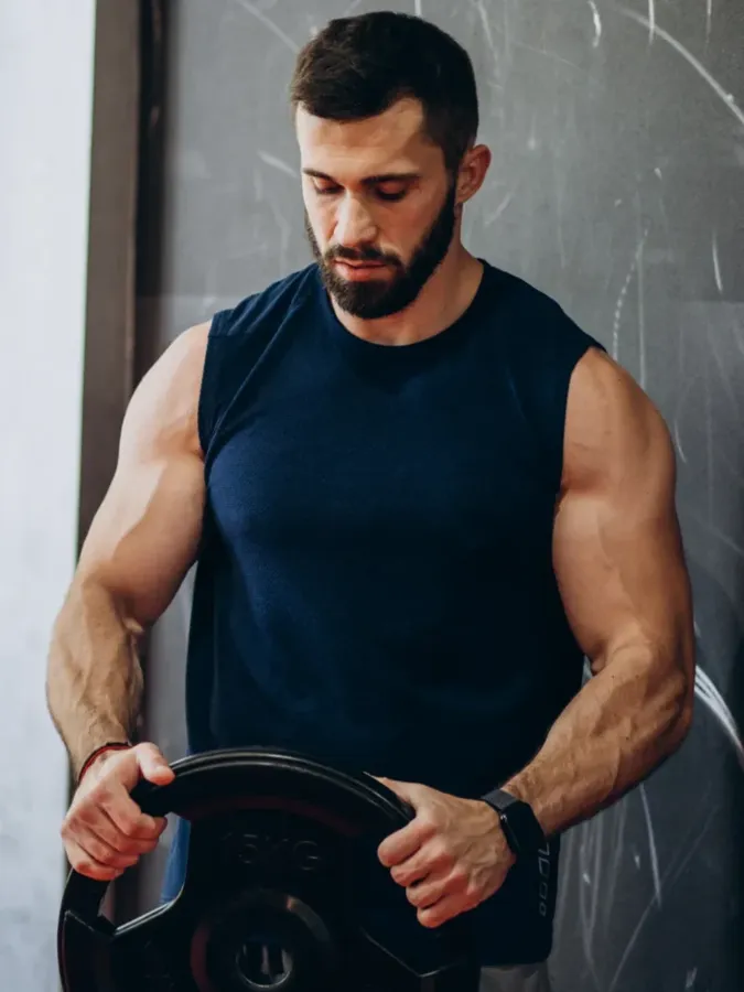 Homem treinando com anilha